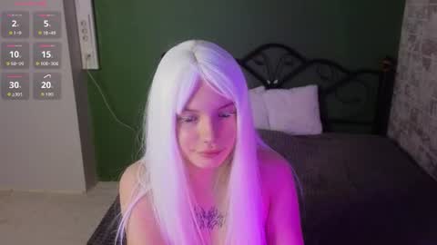 Snapshot of emily__hamilton chatting on 06-18-26, 01:17 Emily online show from 06-18-26, 01:17