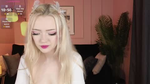 Snapshot of emily_air chatting on 12-25-24, 01:41 Emily online show from 12-25-24, 01:41