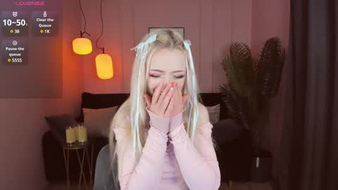 Snapshot of emily_air chatting on 01-01-25, 09:41 Emily online show from 01-01-25, 09:41