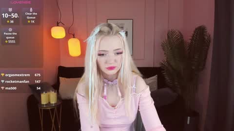 Snapshot of emily_air chatting on 01-02-25, 01:06 Emily online show from 01-02-25, 01:06