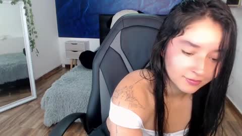 Snapshot of emily_carter19 chatting on 01-21-25, 02:54 Emily Carter online show from 01-21-25, 02:54