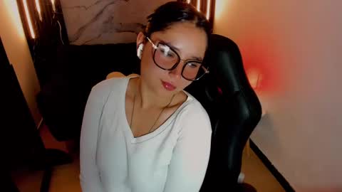 Snapshot of emily_carter19 chatting on 09-23-25, 03:26 Emily Carter online show from 09-23-25, 03:26
