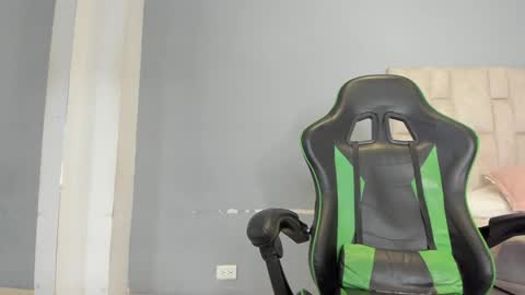 Snapshot of emily_lean_ chatting on 12-13-24, 11:17 Emi independent model online show from 12-13-24, 11:17