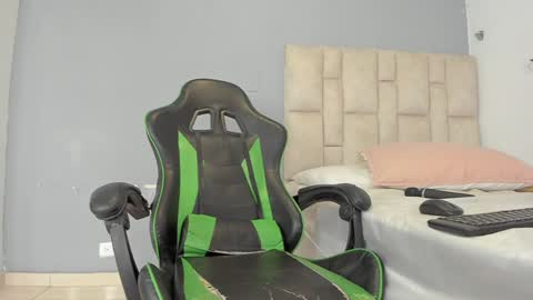 Snapshot of emily_lean_ chatting on 12-14-24, 02:23 Emi independent model online show from 12-14-24, 02:23