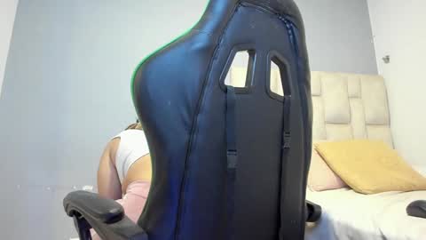 Snapshot of emily_lean_ chatting on 12-17-24, 08:10 Emi independent model online show from 12-17-24, 08:10