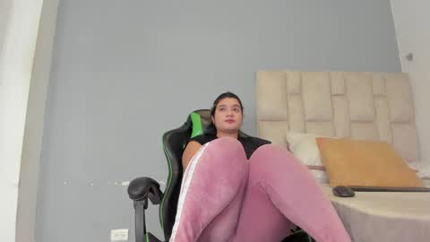 Snapshot of emily_lean_ chatting on 01-04-25, 11:06 Emi independent model online show from 01-04-25, 11:06