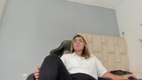 Snapshot of emily_lean_ chatting on 01-11-25, 02:09 Emi independent model online show from 01-11-25, 02:09