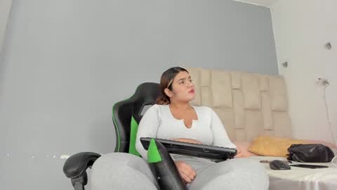 Snapshot of emily_lean_ chatting on 01-18-25, 12:02 Emi independent model online show from 01-18-25, 12:02