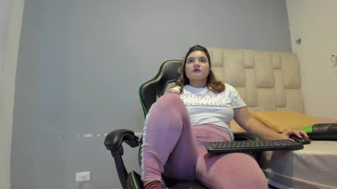 Snapshot of emily_lean_ chatting on 02-06-25, 01:38 Emi independent model online show from 02-06-25, 01:38
