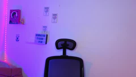 Emily Lindey online show from 03-25-26, 07:25