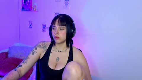 Emily Lindey online show from 04-09-26, 05:18