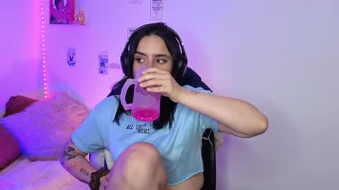 Emily Lindey online show from 04-10-26, 04:17