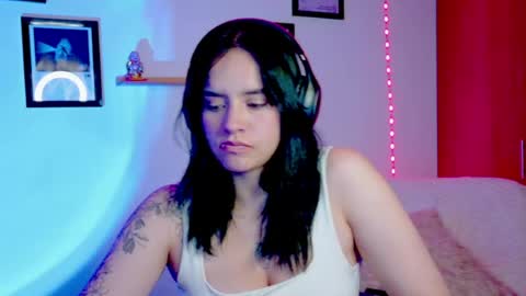 Snapshot of emily_lindey_ chatting on 06-23-26, 04:32 Emily Lindey online show from 06-23-26, 04:32