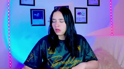 Snapshot of emily_lindey_ chatting on 07-18-26, 07:56 Emily Lindey online show from 07-18-26, 07:56