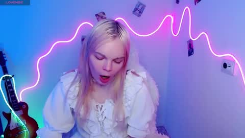 Lia online show from 10-31-25, 01:34