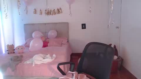 Snapshot of emily_swan_04 chatting on 01-04-25, 07:02 Emily Swan online show from 01-04-25, 07:02