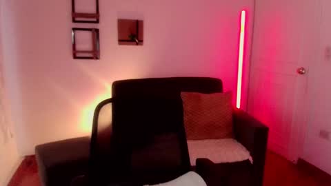 Snapshot of emily_swan_04 chatting on 02-27-25, 04:21 Emily Swan online show from 02-27-25, 04:21