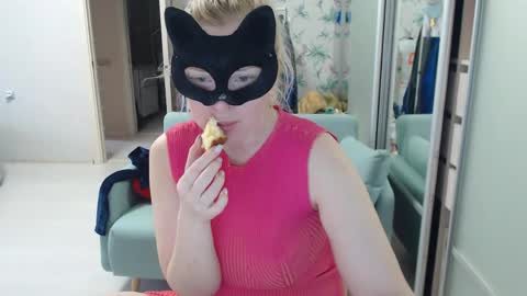Snapshot of emily_york18 chatting on 04-28-26, 09:36 Emily online show from 04-28-26, 09:36