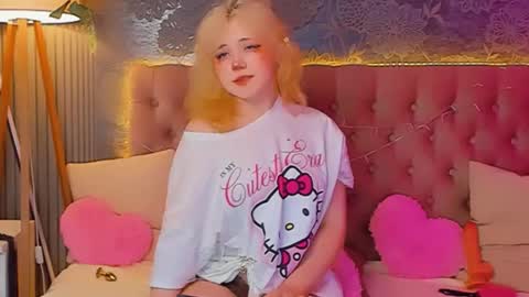Snapshot of emilyangels chatting on 04-22-26, 06:49 Baby Emelli online show from 04-22-26, 06:49