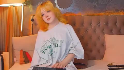 Snapshot of emilyangels chatting on 04-27-26, 06:00 Baby Emelli online show from 04-27-26, 06:00