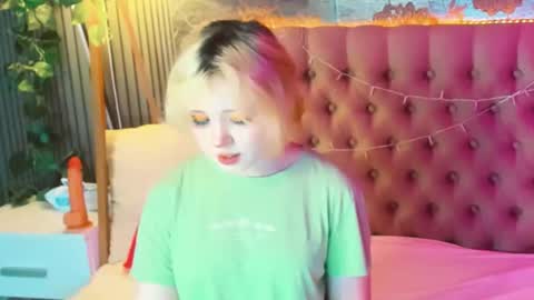 Snapshot of emilyangels chatting on 05-27-26, 06:10 Baby Emelli online show from 05-27-26, 06:10