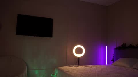 Snapshot of emilybatee chatting on 02-21-25, 07:10 emilybatee online show from 02-21-25, 07:10