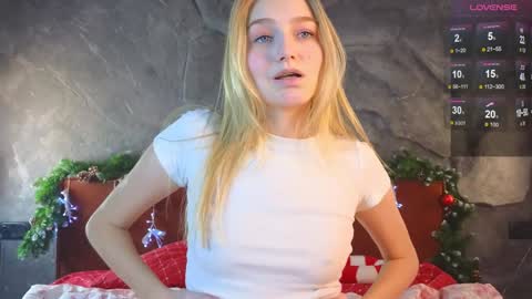 Snapshot of emilyhewell chatting on 01-23-25, 02:50 Emi online show from 01-23-25, 02:50