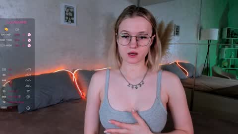Snapshot of emilyhewell chatting on 02-01-25, 01:34 Emi online show from 02-01-25, 01:34