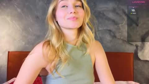 Snapshot of emilyhewell chatting on 02-10-25, 11:46 Emi online show from 02-10-25, 11:46