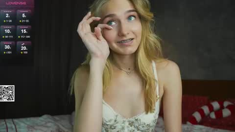 Snapshot of emilyhewell chatting on 02-20-25, 11:09 Emi online show from 02-20-25, 11:09