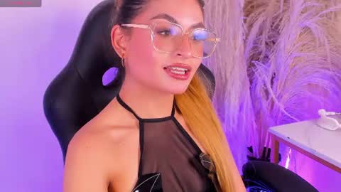 Snapshot of emilyjonesss_ chatting on 06-19-26, 04:39 Emilyjonnes online show from 06-19-26, 04:39