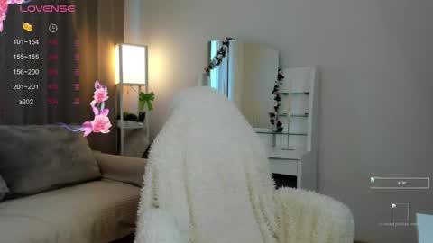 Snapshot of emilytrase chatting on 06-08-26, 01:09 Betty online show from 06-08-26, 01:09