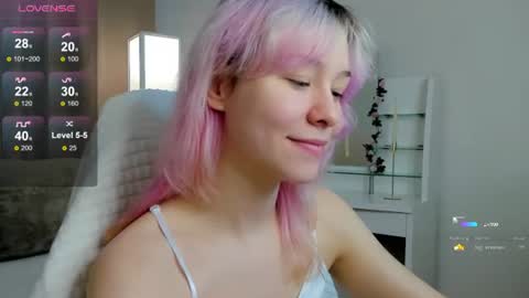 Snapshot of emilytrase chatting on 06-12-26, 01:26 Betty online show from 06-12-26, 01:26