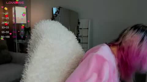 Snapshot of emilytrase chatting on 07-12-26, 01:07 Betty online show from 07-12-26, 01:07