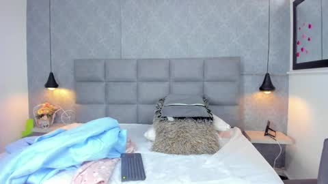 emilyy_r online show from 04-08-26, 07:03