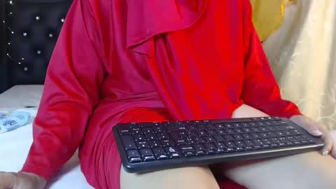 Snapshot of emira199 chatting on 02-19-25, 08:44 emira199 online show from 02-19-25, 08:44