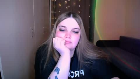 Snapshot of emma_dorn chatting on 05-19-26, 06:47 Eva online show from 05-19-26, 06:47