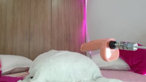 Snapshot of emma_glutton chatting on 11-27-25, 03:47 Emma Glutton online show from 11-27-25, 03:47