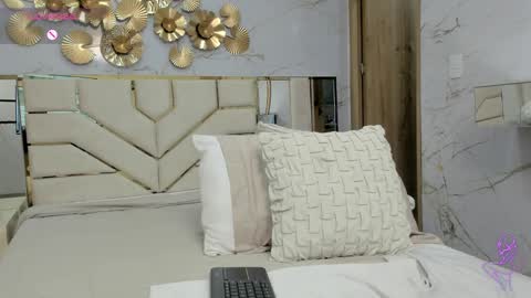 Snapshot of emma_petite4u chatting on 12-20-24, 09:28 Emma online show from 12-20-24, 09:28