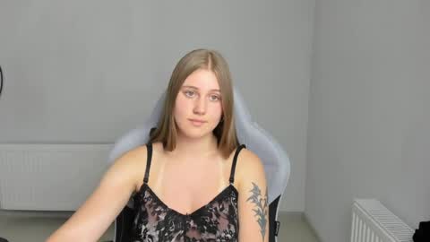 Snapshot of emma_sweettyy chatting on 07-06-26, 03:36 Emma online show from 07-06-26, 03:36