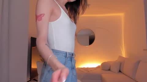 Snapshot of emmacorrea chatting on 10-28-25, 04:05 Emma voger online show from 10-28-25, 04:05