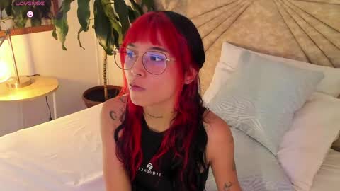 Snapshot of emmaduff_ chatting on 04-29-26, 07:42 online show from 04-29-26, 07:42