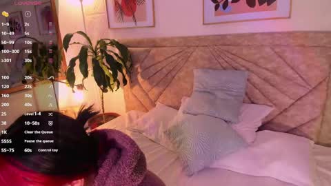 Snapshot of emmaduff_ chatting on 05-10-26, 12:32 online show from 05-10-26, 12:32
