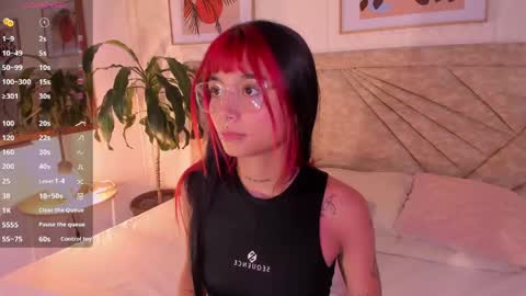 Snapshot of emmaduff_ chatting on 06-07-26, 11:47 online show from 06-07-26, 11:47