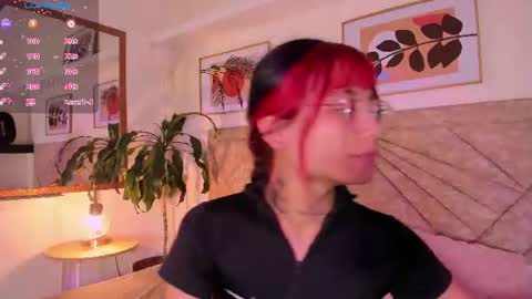 Snapshot of emmaduff_ chatting on 06-15-26, 11:45 online show from 06-15-26, 11:45
