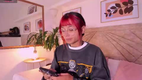 Snapshot of emmaduff_ chatting on 06-21-26, 11:57 online show from 06-21-26, 11:57