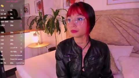 Snapshot of emmaduff_ chatting on 06-27-26, 11:37 online show from 06-27-26, 11:37