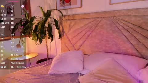 Snapshot of emmaduff_ chatting on 07-01-26, 11:56 online show from 07-01-26, 11:56