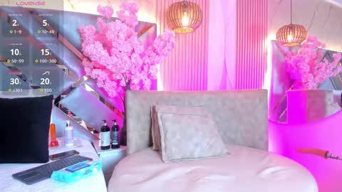 Snapshot of emmalove01 chatting on 02-09-26, 02:26 emmalove01 online show from 02-09-26, 02:26