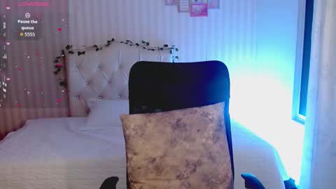 Snapshot of emmalove_doll chatting on 02-25-26, 09:35 Emmas Room online show from 02-25-26, 09:35